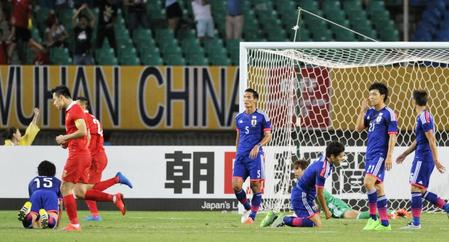 　日本－中国　前半、先制ゴールを決められ、肩を落とす日本イレブン＝武漢（共同）