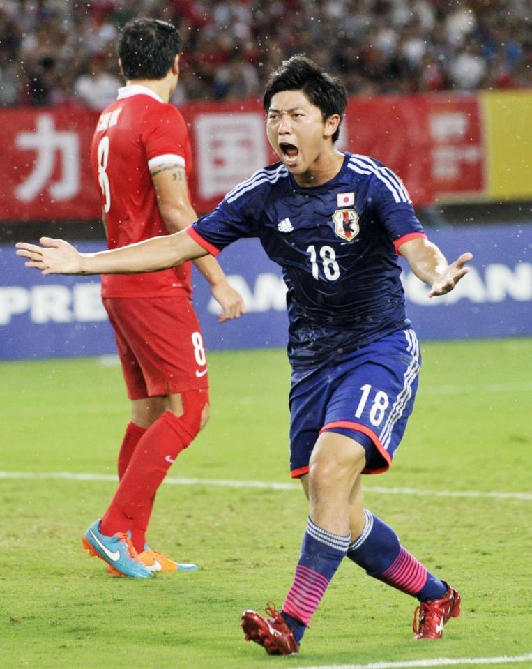 　日本－中国　前半、同点ゴールを決め喜ぶ武藤＝武漢（共同）