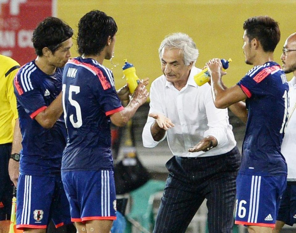 　日本－中国　前半、選手に指示を出すハリルホジッチ監督＝武漢（共同）