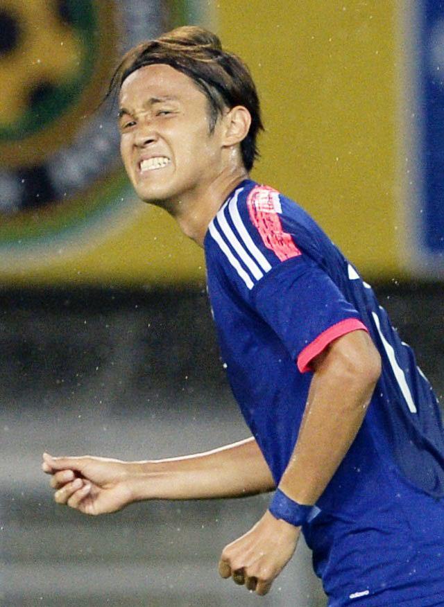 　日本－中国　前半、シュートを外し悔しがる宇佐美＝武漢（共同）