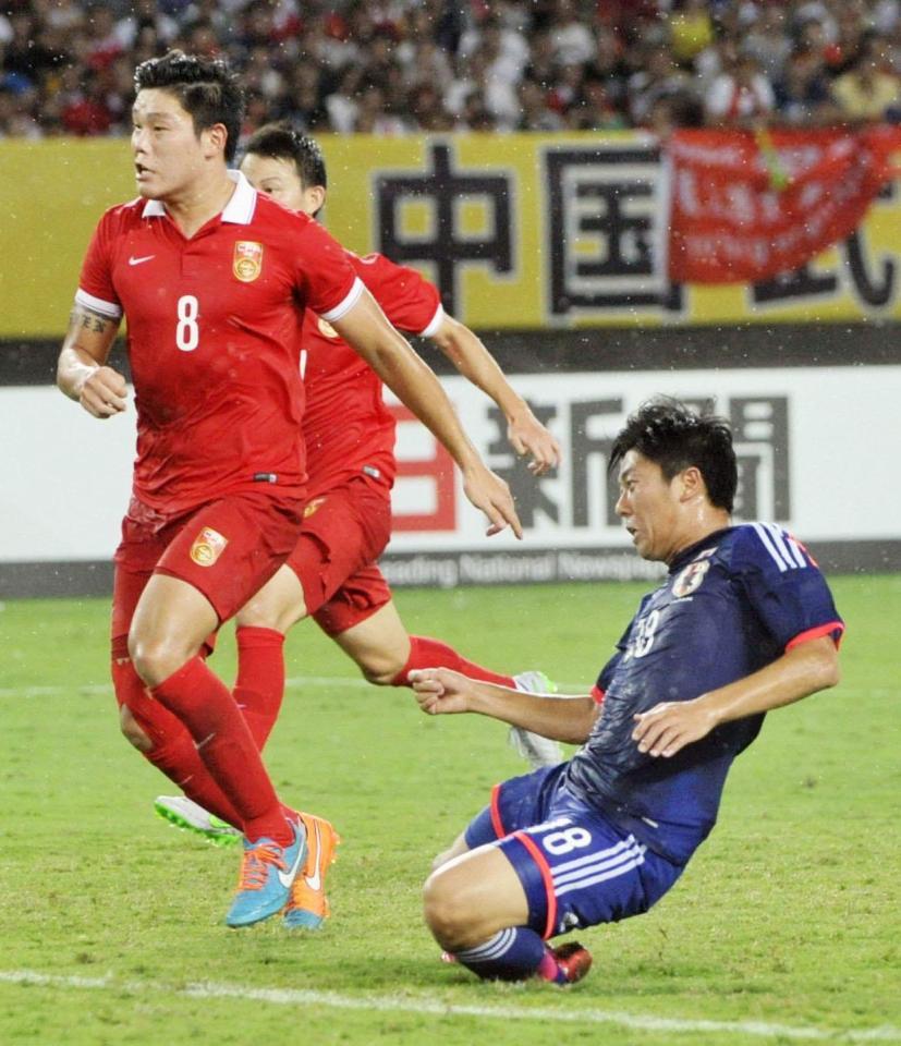 　日本－中国　前半、同点ゴールを決める武藤（右）＝武漢（共同）