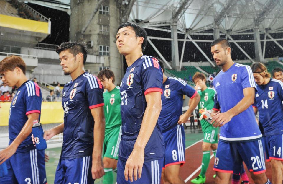 　中国と引き分け、引き揚げる遠藤（中央）ら日本イレブン＝武漢（共同）