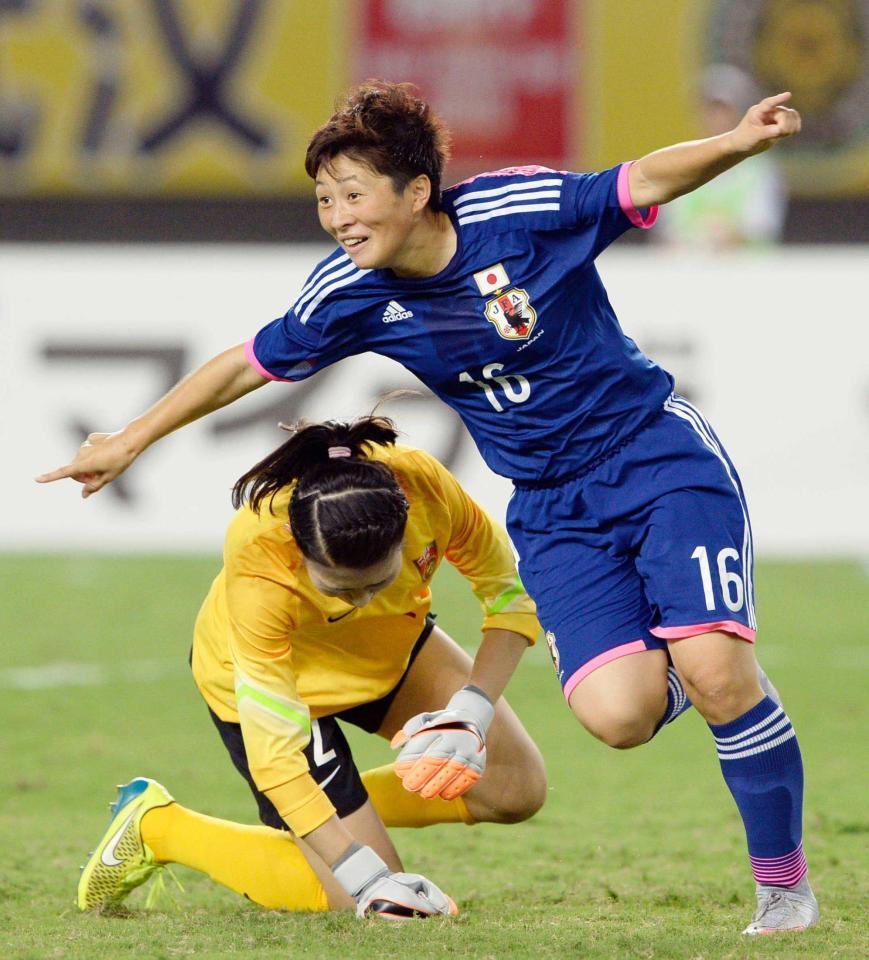 　後半、先制ゴールを決め駆けだす横山（共同）