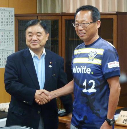 　会談を前に握手する遠藤五輪相（左）とサッカー元日本代表監督の岡田武史氏