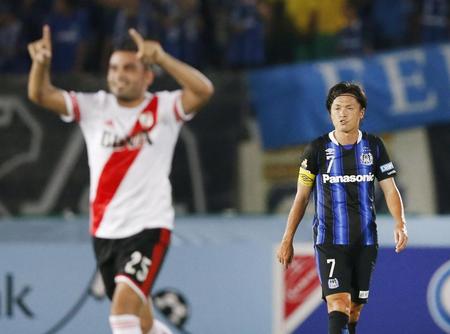 　前半、リバープレートのメルカド（左）にゴールを決められ、厳しい表情のＧ大阪・遠藤