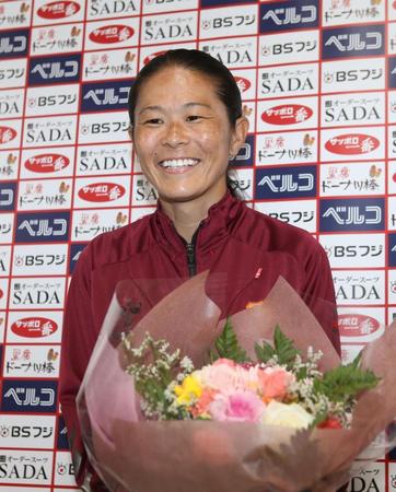 結婚を祝う花束を受け取り笑顔を見せる澤＝神戸市東灘区