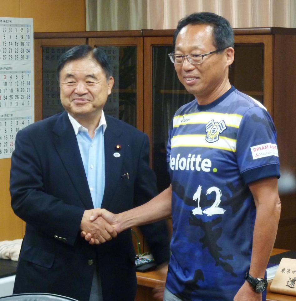 　会談を前に握手する遠藤五輪相（左）とサッカー元日本代表監督の岡田武史氏