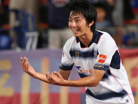 ゴールを決めゆりかごダンスを披露するＦＣ東京の高橋