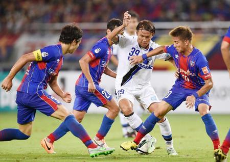 ＦＣ東京－Ｇ大阪　後半、ＦＣ東京・松田（右端）らに囲まれるＧ大阪・宇佐美（39）