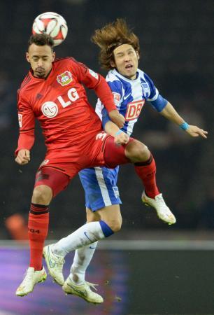 　２月、ドイツ１部リーグの試合で相手選手と競り合うヘルタの細貝（右）＝ベルリン（共同）