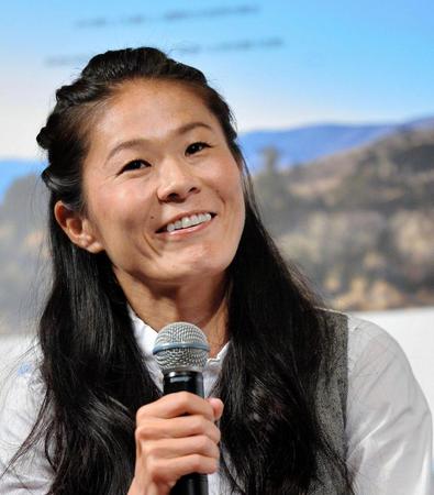 新婚生活について質問され、照れながら思いを巡らせる澤穂希＝東京・スペースＦＳ汐留（撮影・西岡正）