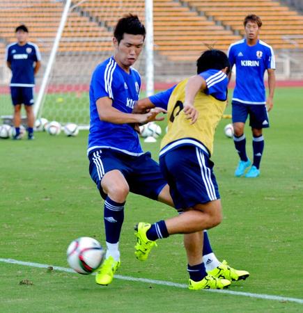 　中島とボールを奪い合う岩波（左）