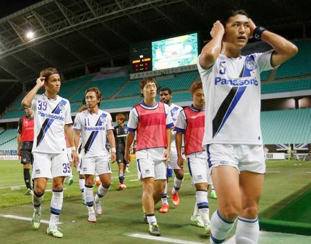 　全北と引き分けに終わり、引き揚げる宇佐美（左端）らＧ大阪イレブン