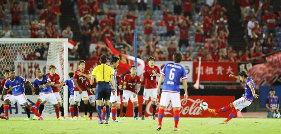 　横浜Ｍ－浦和　前半、先制のＦＫを決める横浜Ｍ・中村（右端）＝日産スタジアム