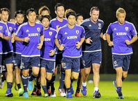 雨の中ランニングする本田圭佑（右）ら日本代表＝埼玉県内のグラウンド（撮影・吉澤敬太）