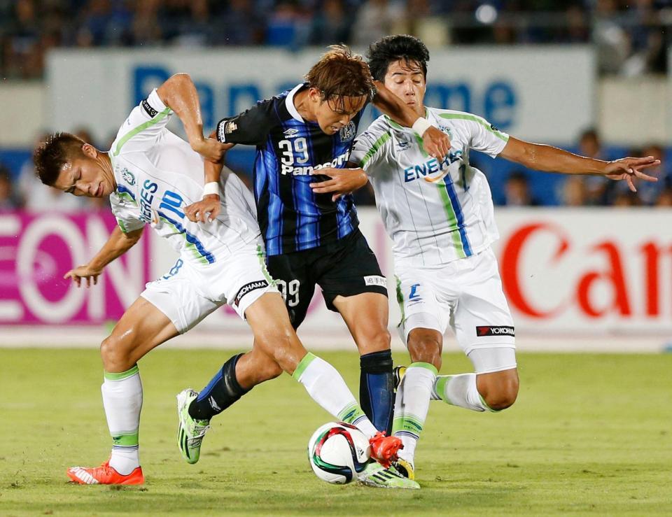 前半、ドリブル突破を仕掛けるＧ大阪・宇佐美。湘南・大槻（左）、菊地