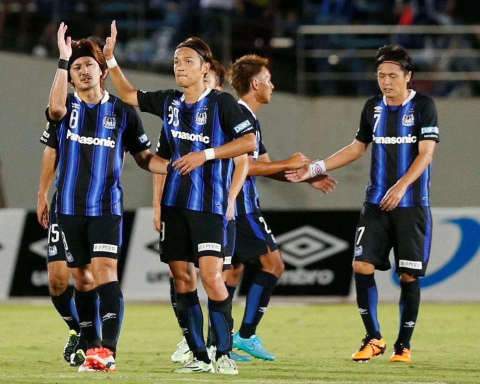 湘南に勝利し、喜ぶ宇佐美（左から２人目）らＧ大阪イレブン