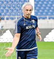 熱く指導するハリルホジッチ監督（撮影・吉澤敬太）