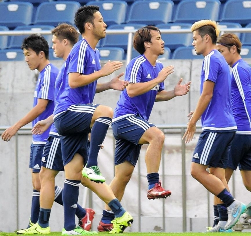 ウォーミングアップをする山口（右）＝埼玉スタジアム（撮影・吉澤敬太）