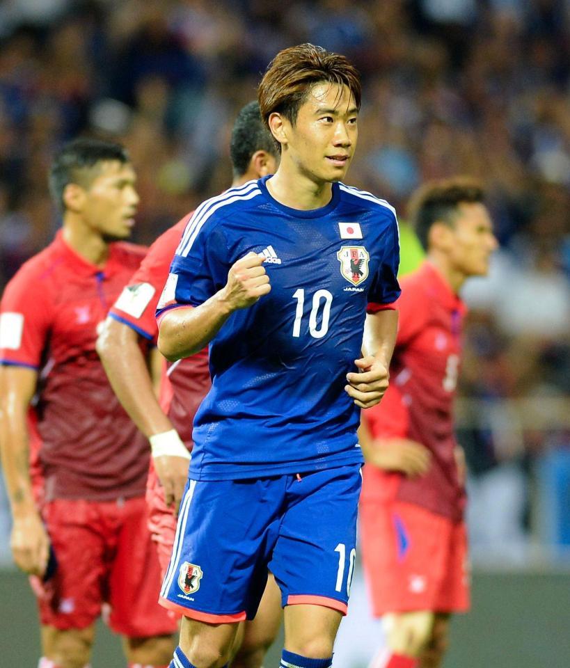 後半、ゴールを決めてガッツポーズの香川真司＝埼玉スタジアム（撮影・堀内翔）