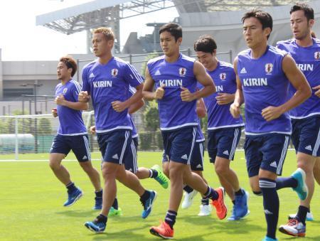 　練習でランニングする本田（左から２人目）らサッカー日本代表＝４日、埼玉スタジアムのサブグラウンド