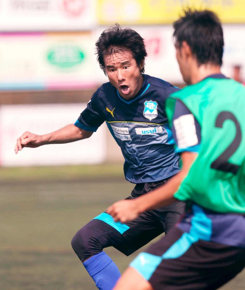 　練習に参加した中山雅史（ゲッティ＝共同）