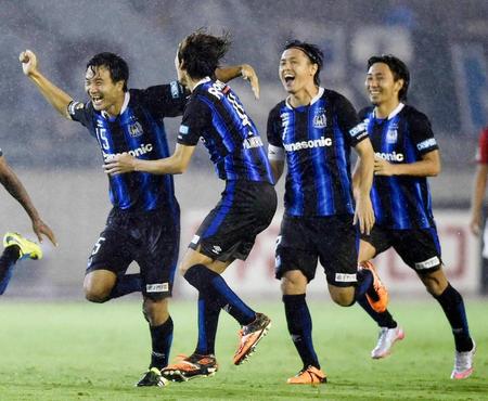 　ナビスコ杯準決勝進出を決め喜ぶ遠藤ら