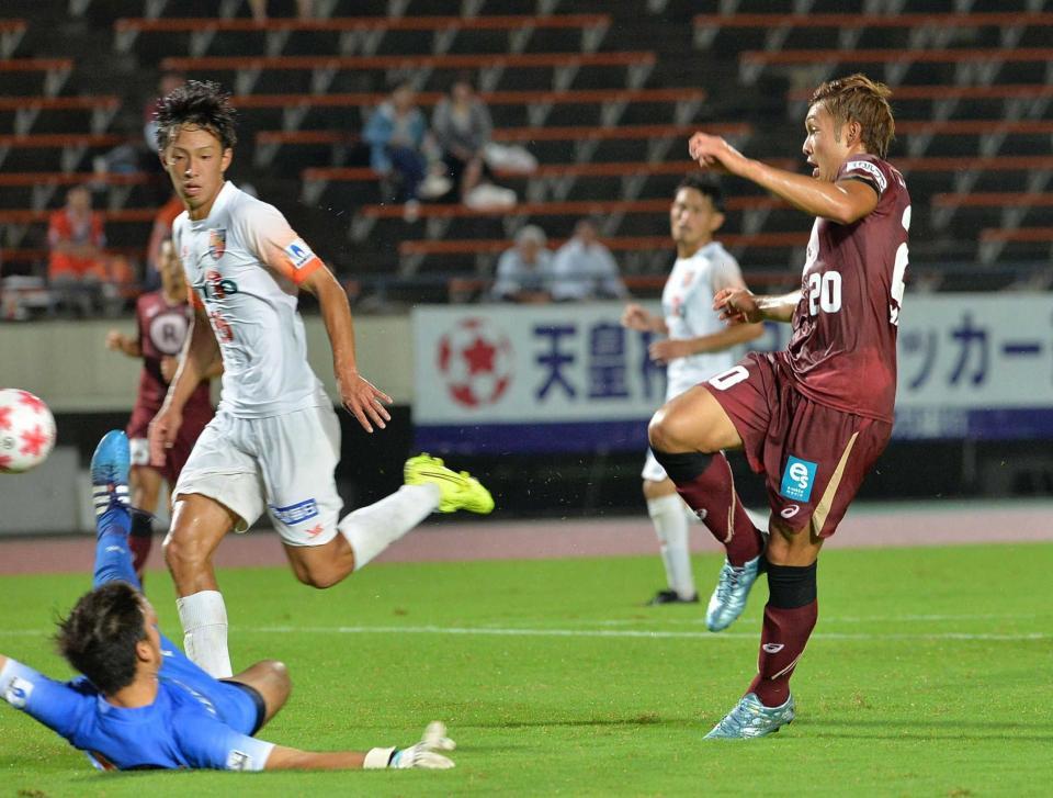 　後半、プロ初ゴールを決めた神戸・増山（右）＝撮影・笠原次郎