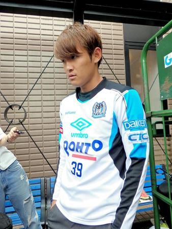 　取材に応じる宇佐美