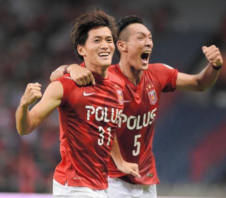 後半、ゴールを決め喜ぶ浦和・高木俊幸（左）。右は槙野智章＝埼玉スタジアム