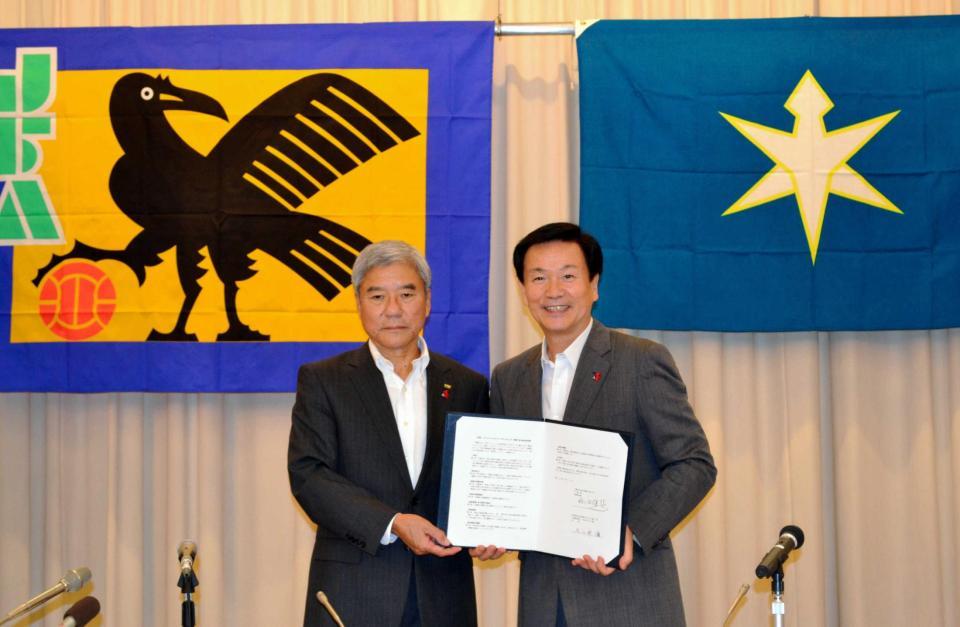 　（仮称）ＪＦＡナショナルフットボールセンター設置に向けた基本協定を締結した日本協会の大仁邦弥会長（左）と森田健作知事