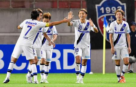 　前半、自身２点目のゴールを決め、遠藤（７）とタッチを交わすＧ大阪・宇佐美