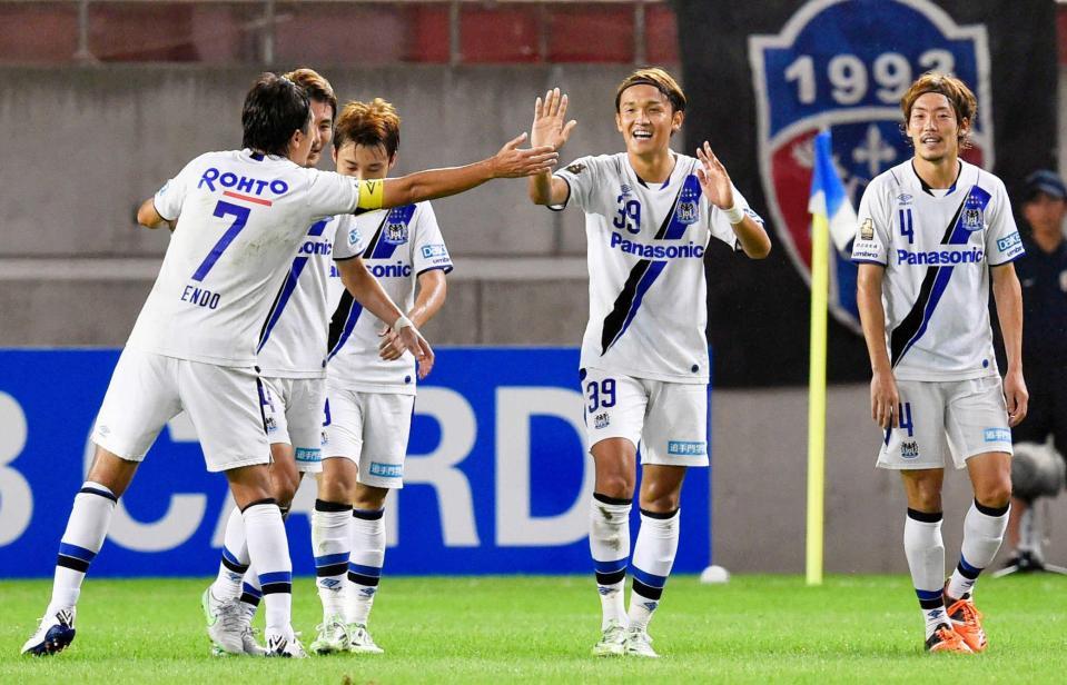 　前半、自身２点目のゴールを決め、遠藤（７）とタッチを交わすＧ大阪・宇佐美