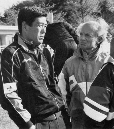 サッカーの日本チームを指導するデットマール・クラマー氏。左は横山謙三日本代表監督＝１９８９年４月、静岡県掛川市