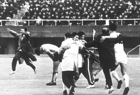 東京五輪サッカーでアルゼンチンを下し、グラウンドで抱き合って喜ぶ日本選手。右から２人目がクラマー氏＝１９６４年10月、駒沢球技場