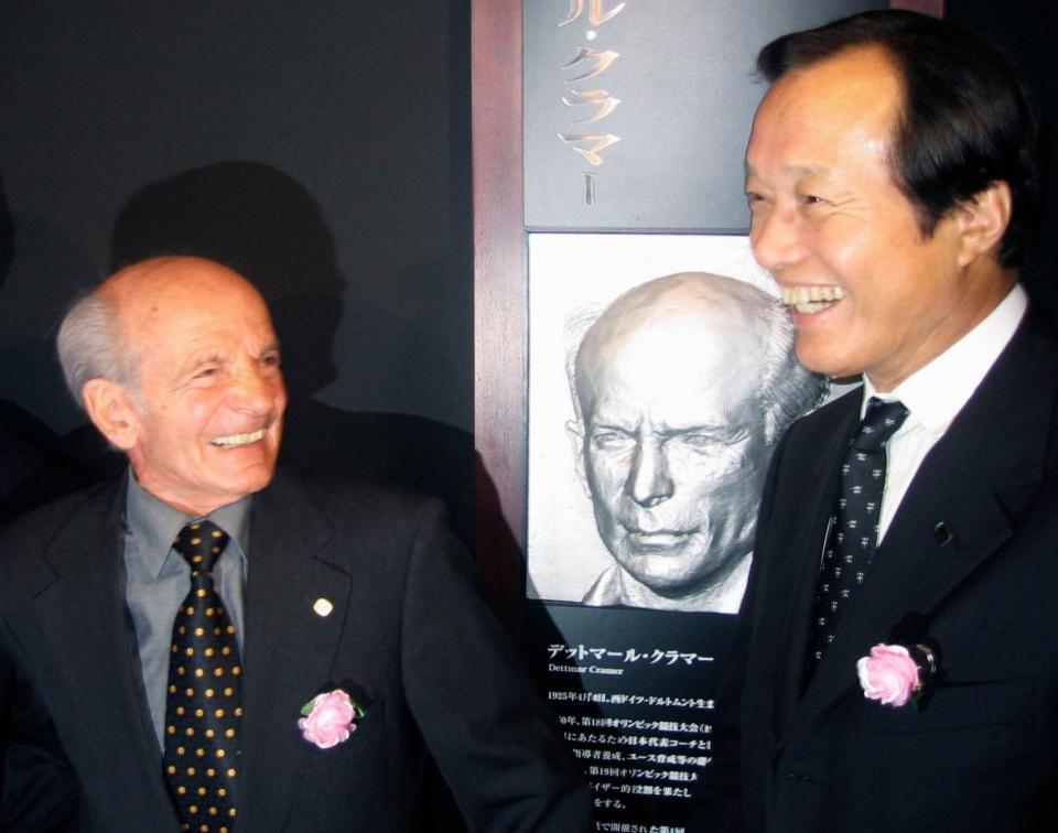 ともに日本サッカー殿堂入りし、喜びを分かち合うデットマール・クラマー氏（左）と釜本邦茂氏＝２００５年５月