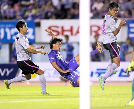 　後半、シュートを放つ広島・佐藤（中央）＝撮影・出月俊成