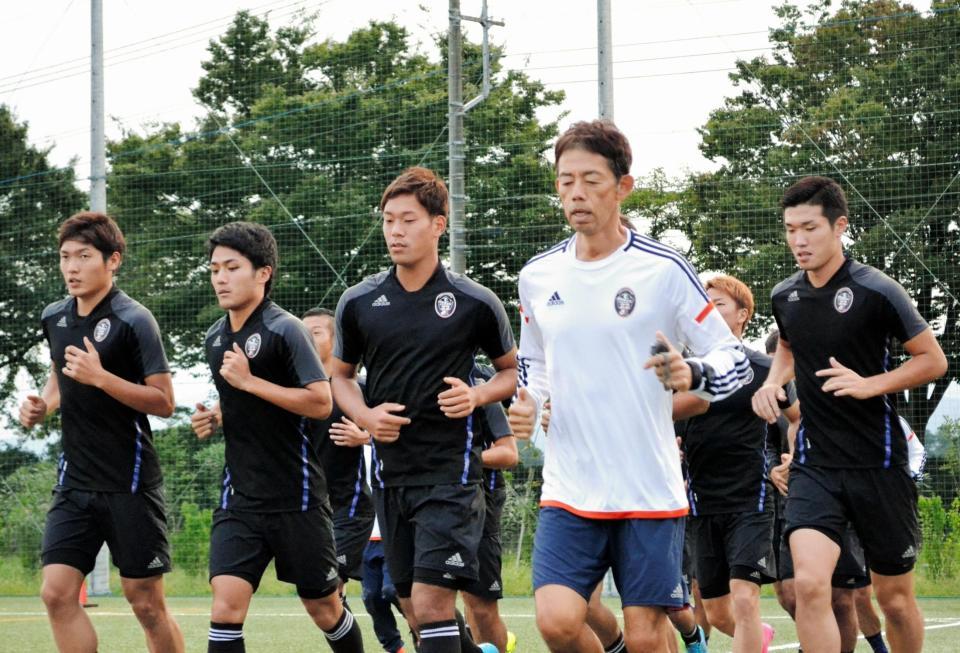 　ランニングするＭＦ野津田（左から３人目）らＵ-２２選抜メンバー