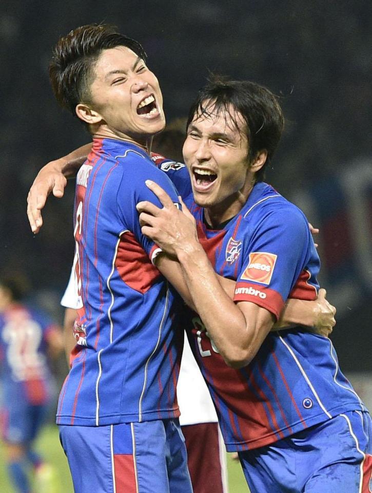 　ＦＣ東京－松本　前半、先制ゴールを決め、太田（左）と抱き合って喜ぶＦＣ東京・前田＝味スタ