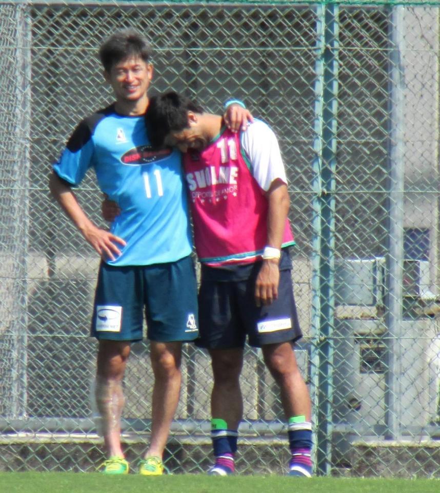 練習試合後、町田のＦＷサビア（右）と談笑する三浦知良