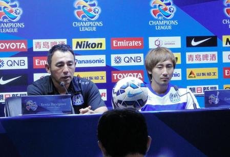 公式会見に出席した長谷川監督とＭＦ倉田（右）