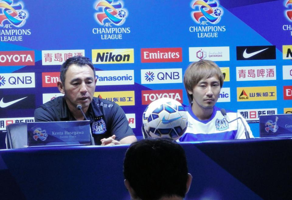 公式会見に出席した長谷川監督とＭＦ倉田（右）