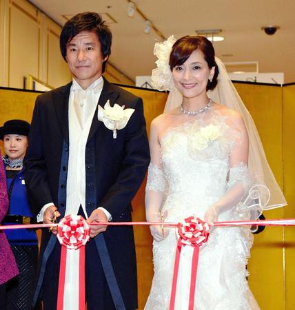 　テープカットをおこなう中山雅史（左）生田智子夫妻