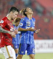 　前半、ゴールに迫れず天を仰ぐＧ大阪・宇佐美（共同）