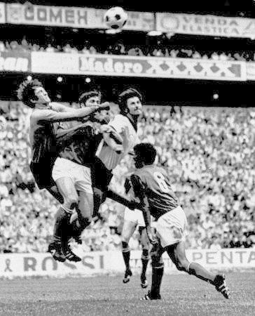 　１９７０年、Ｗ杯メキシコ大会準決勝のイタリア戦で、ゴール前で競り合う西ドイツのゲルト・ミュラー（左から３人目）（ＡＰ＝共同）