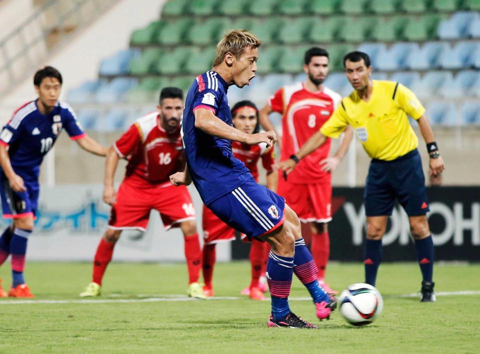 　後半、先制のＰＫを決める本田（共同）