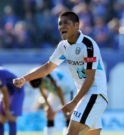 後半、同点ゴールを決め、ガッツポーズを見せる川崎・大久保＝エディオンスタジアム（撮影・出月俊成）