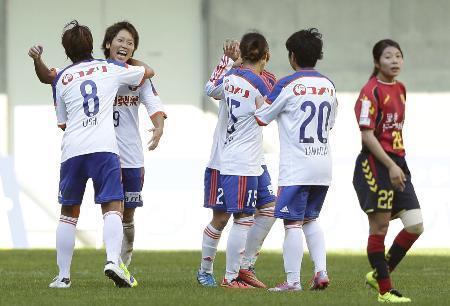 　ＩＮＡＣ神戸-新潟　後半、２点目のゴールを決めた山崎（左から２人目）と喜ぶ新潟イレブン。右端は神戸・伊藤美＝ノエスタ