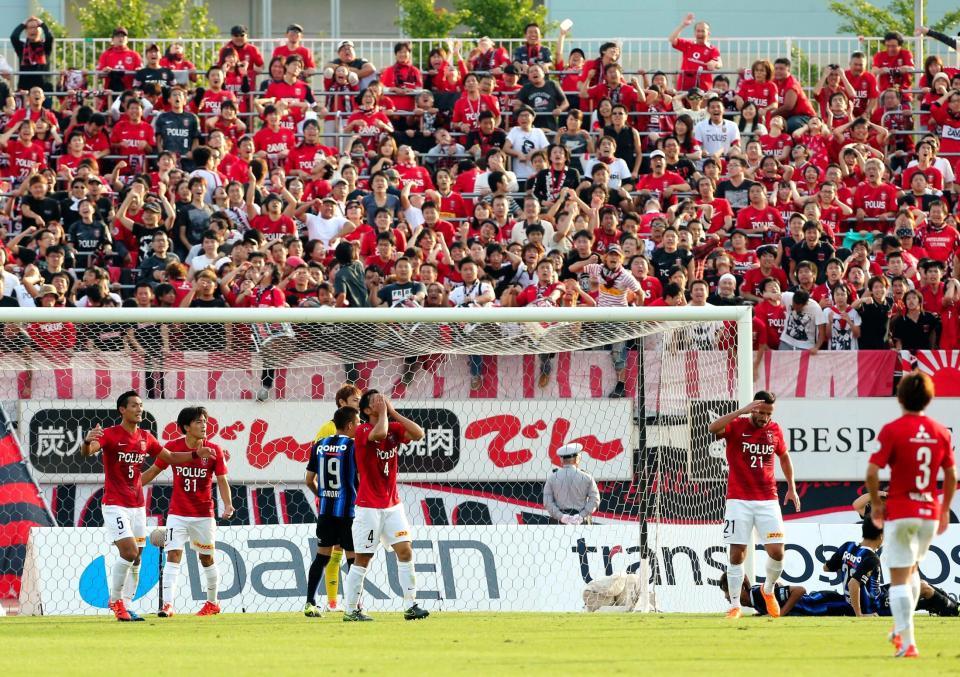 　後半終了間際、ゴールを決めきれず肩を落とす浦和イレブン（撮影・飯室逸平）