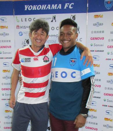 ラグビー日本代表の松島幸太朗（右）と同じ背番号１１のユニホーム交換して満面の笑みを見せたカズ